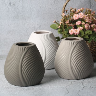 BR-11522 Small Ceramic Vase
